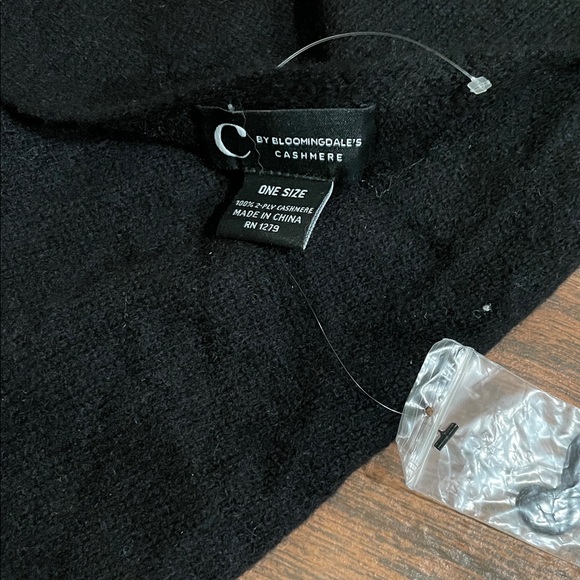 C by Bloomingdale's Cashmere
100% Cashmere Travel Wrap 
New with tags - Picture 3 of 5